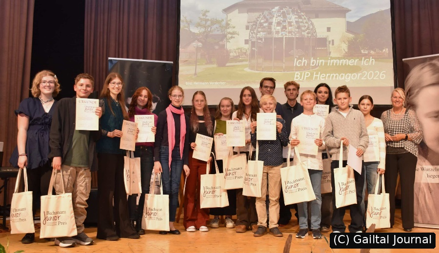 Bachmann Junior Preis Hermagor: Preisträger:innen mit Urkunden und Geschenken auf der Bühne