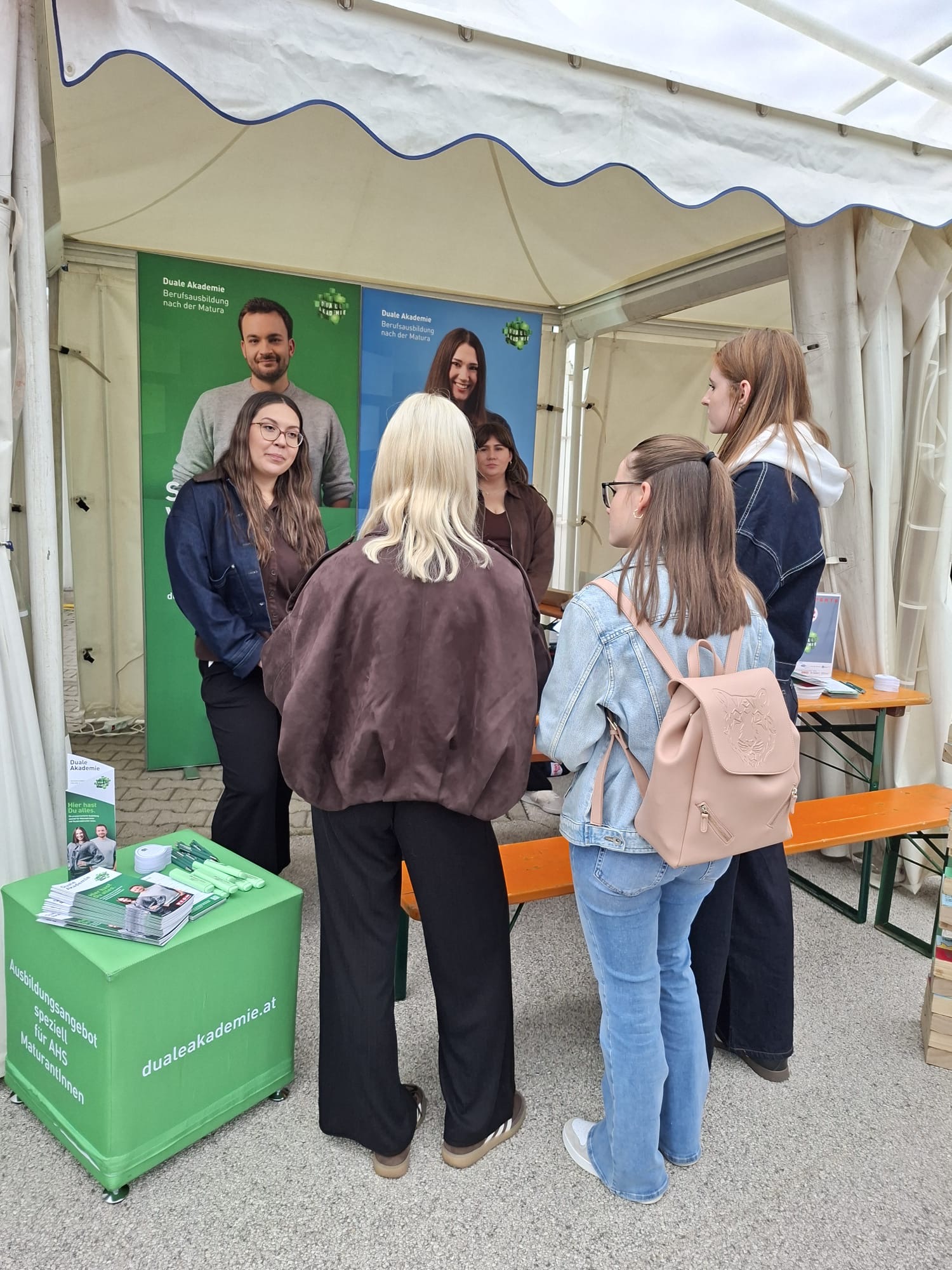 Duale Akademie-Stand mit jungen Leuten in Österreich